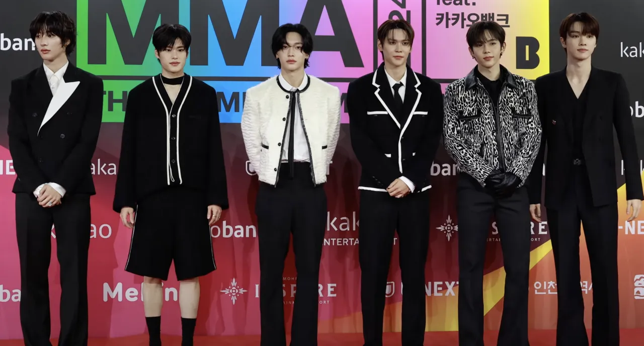 Para anggota boy band Riize dalam balutan busana kasual modern
