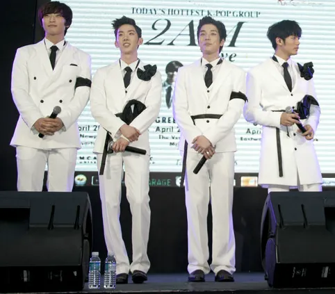 Boyband ballad asal Korea Selatan 2AM saat aktif berkarier di industri musik