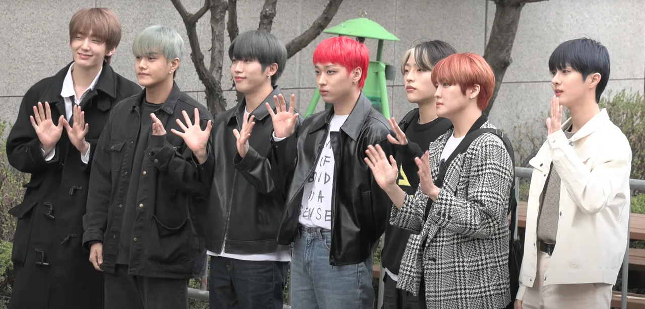 Boyband K-Pop The KingDom dalam sebuah penampilan panggung