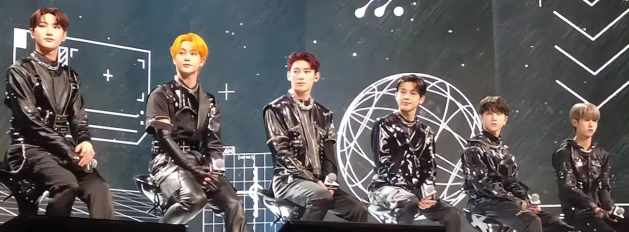 Boyband Korea Selatan TNX yang beranggotakan lima orang di bawah naungan P Nation