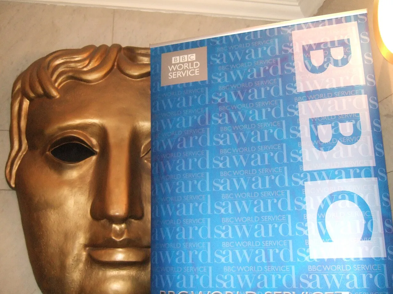 Trofi topeng teater British Academy Film Awards sebagai simbol penghargaan tertinggi perfilman