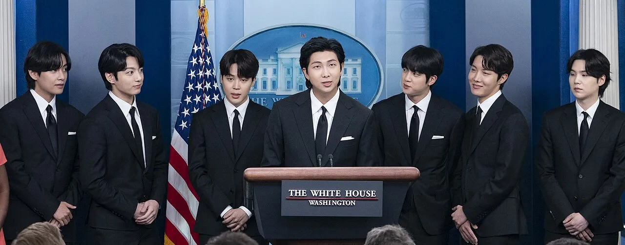 Grup boy band asal Korea Selatan BTS saat tampil di atas panggung