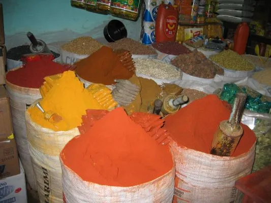 Tumpukan bubuk cabai merah halus sebagai bumbu masakan