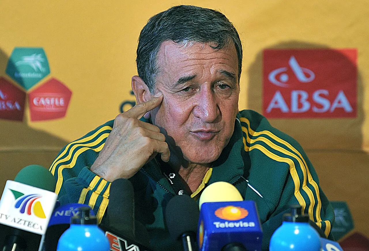 Pelatih legendaris Carlos Alberto Parreira saat mendampingi tim di pinggir lapangan