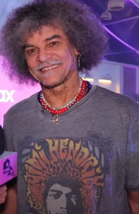 Legenda sepak bola Kolombia Carlos Valderrama dengan rambut ikal ikoniknya