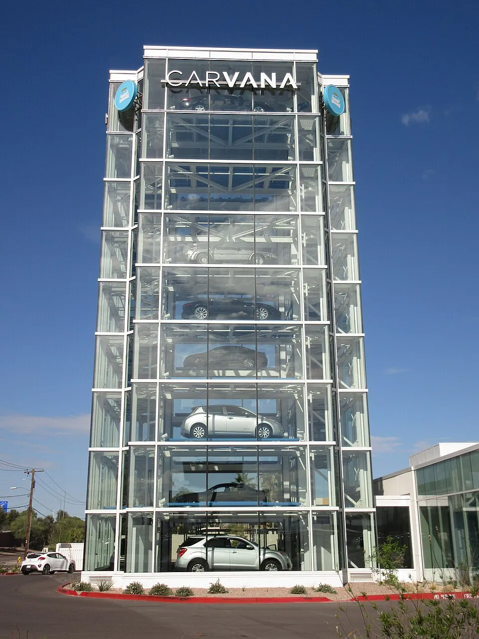 Menara mesin penjual otomatis mobil milik Carvana di Amerika Serikat