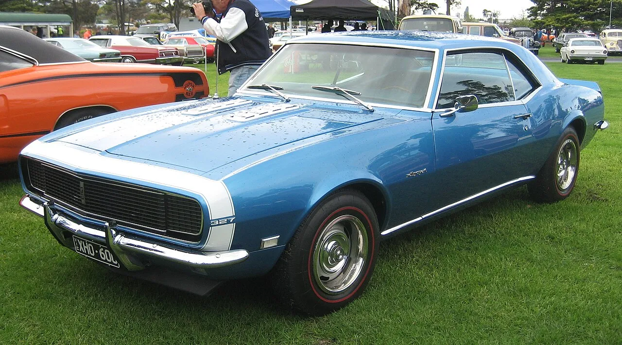 Mobil klasik Chevrolet Camaro generasi pertama berwarna cerah