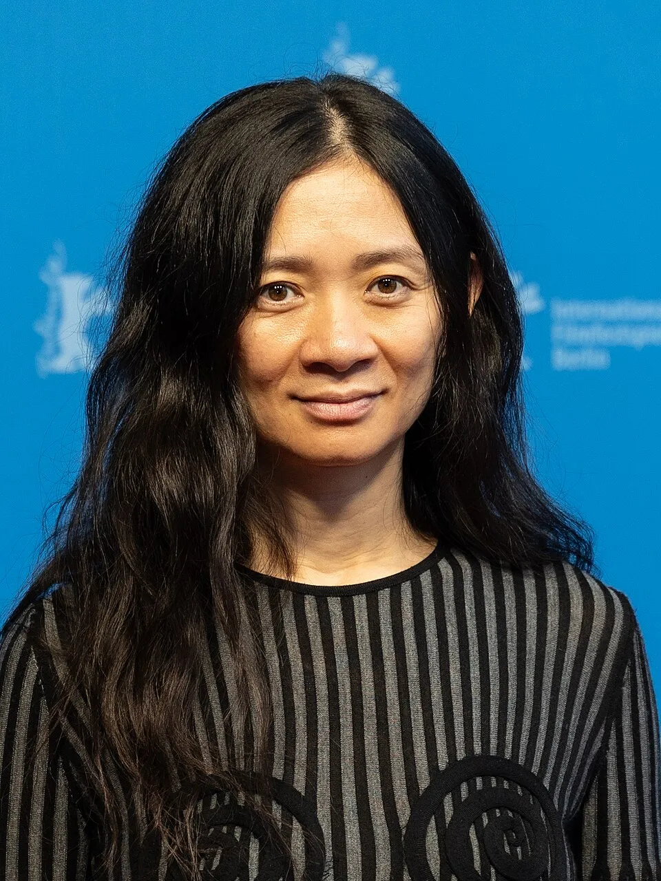 Sutradara Chloé Zhao dalam sebuah acara penghargaan film internasional