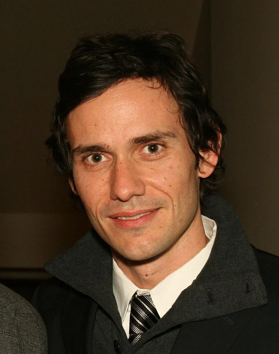 Profil aktor dan sutradara Amerika Serikat Christian Camargo