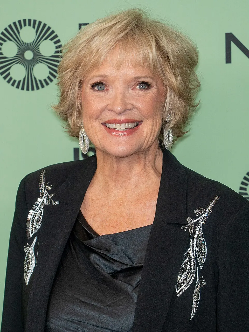 Profil aktris dan penyanyi senior Amerika Serikat Christine Ebersole
