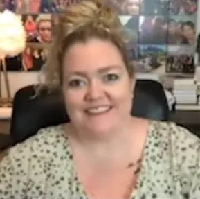 Penulis best seller Colleen Hoover saat menghadiri sebuah acara literasi