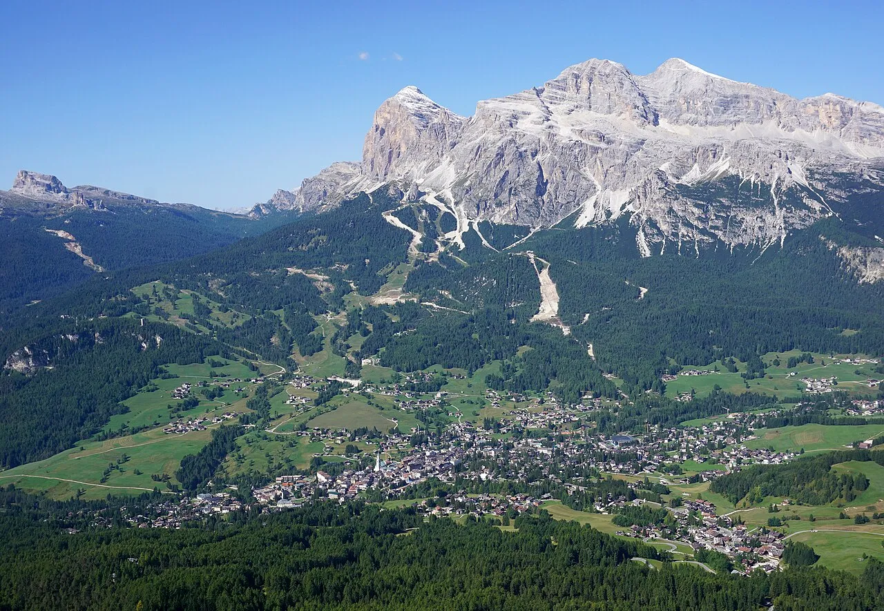 Pemandangan indah kota pegunungan Cortina d'Ampezzo di Italia