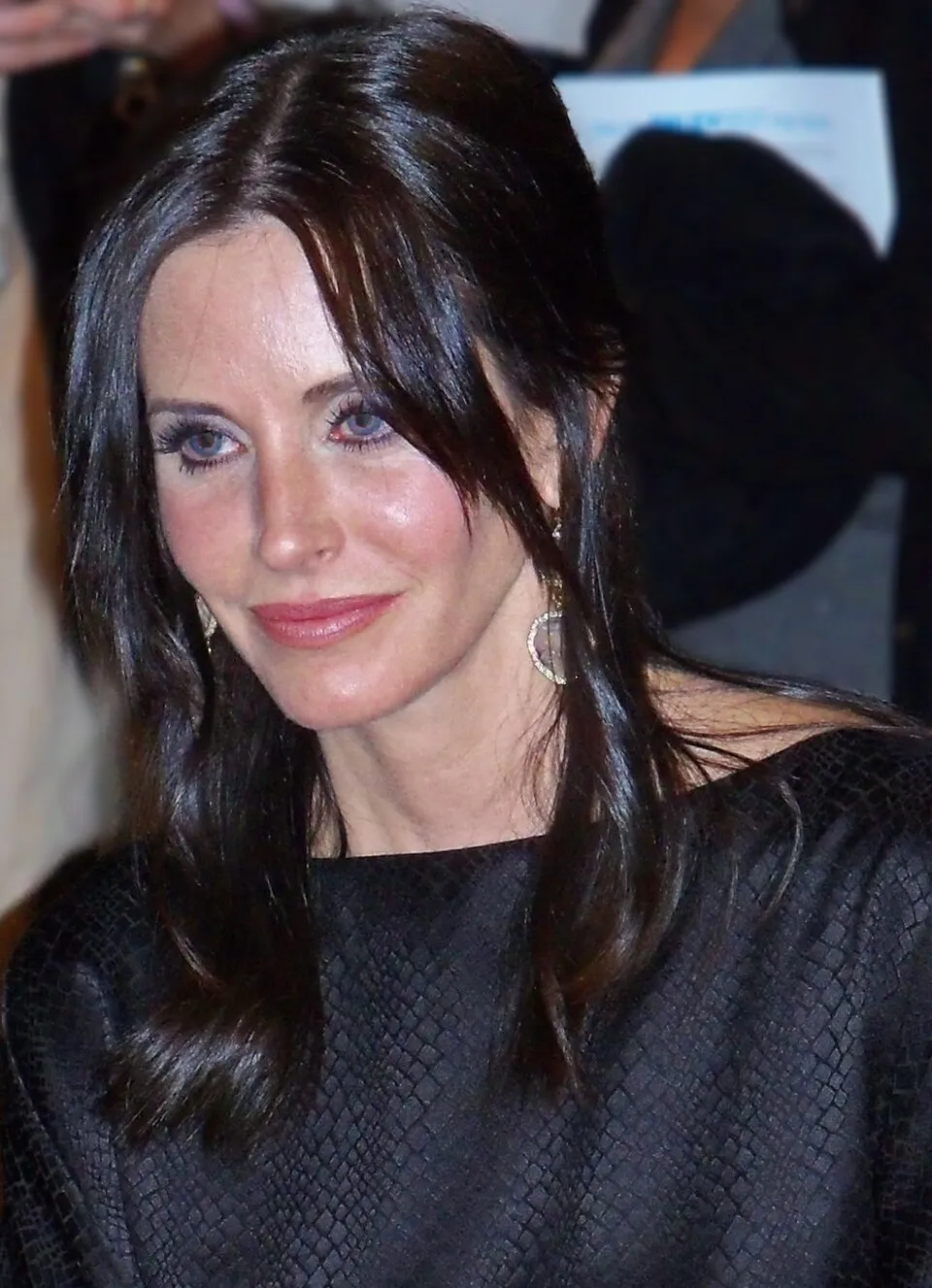 Aktris Courteney Cox berpose dalam sebuah acara publik sebagai ilustrasi profil