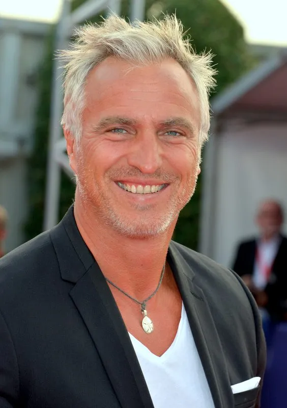 Profil David Ginola mantan pemain bintang sepak bola Prancis