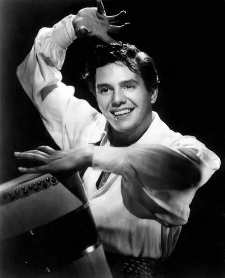 Aktor dan musisi Desi Arnaz saat membintangi sitkom I Love Lucy