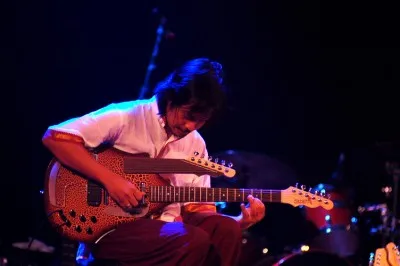 Profil Dewa Budjana gitaris band GIGI dan musisi jazz Indonesia