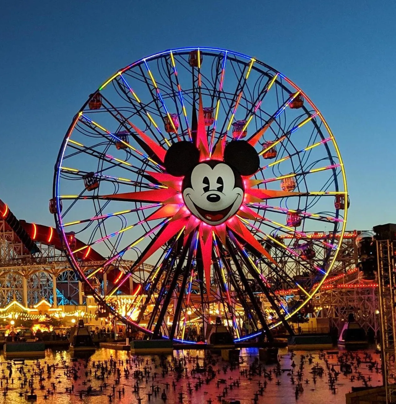Pemandangan ikonik di dalam area taman hiburan Disney California Adventure