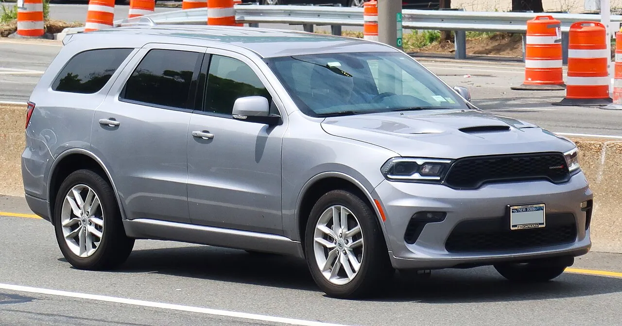 Mobil SUV Dodge Durango terparkir di jalanan kota