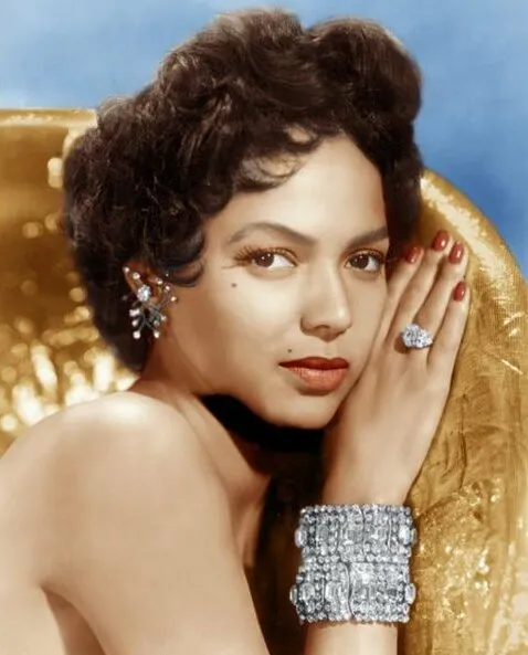 Aktris legendaris Hollywood Dorothy Dandridge berpose elegan dalam dokumentasi sejarah