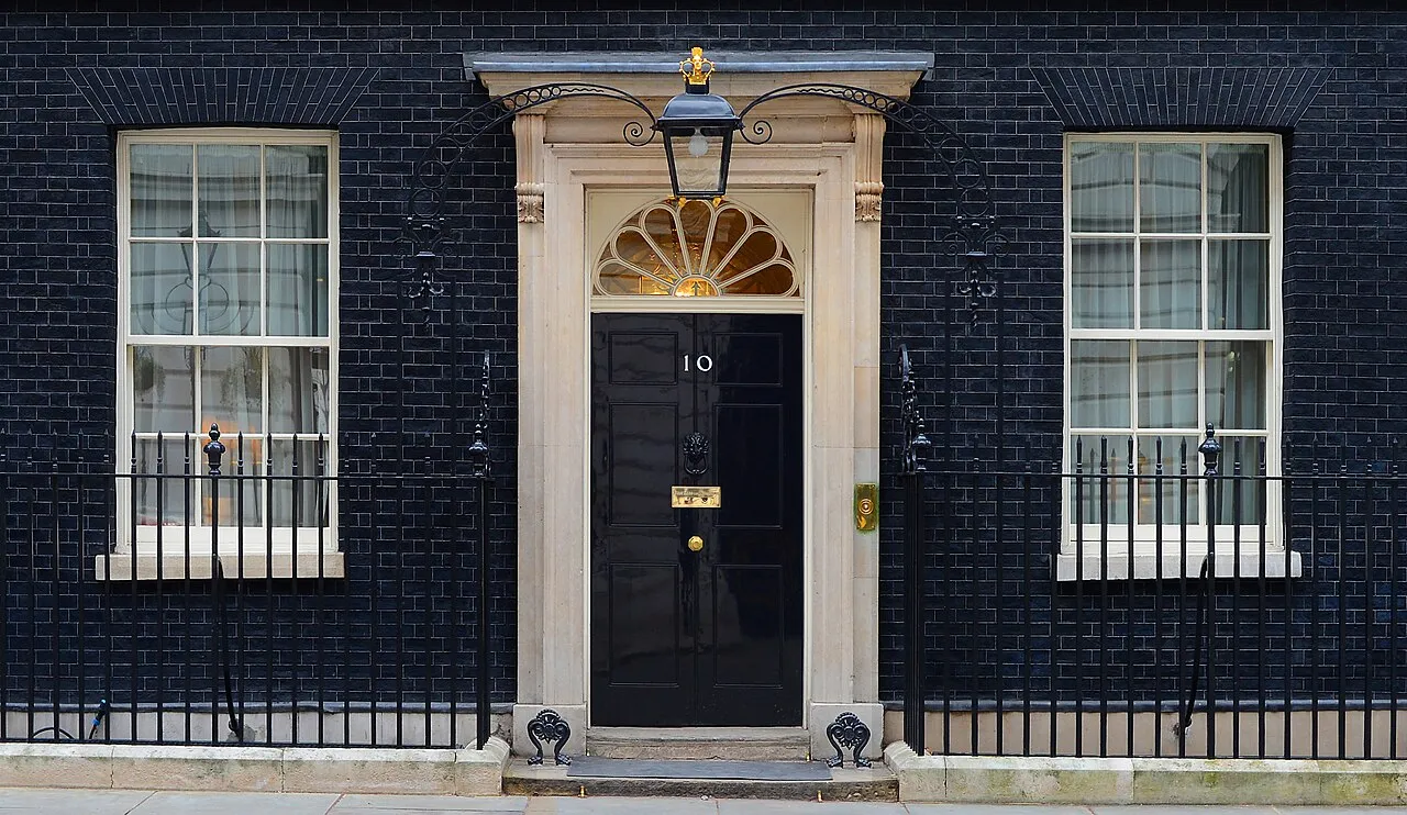 Pintu hitam ikonik Downing Street Nomor 10 di London, kantor Perdana Menteri Inggris