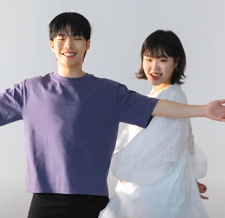 Duo kakak beradik asal Korea Selatan AKMU saat tampil di atas panggung