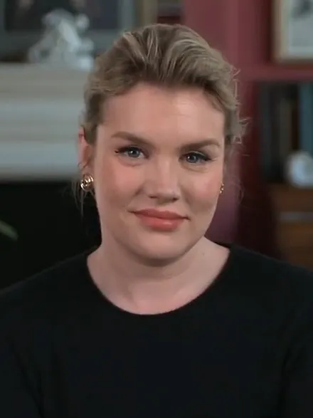 Emerald Fennell sebagai sutradara peraih Oscar di ajang penghargaan bergengsi