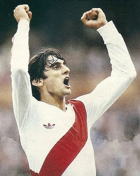 Legenda sepak bola Uruguay Enzo Francescoli saat beraksi di lapangan