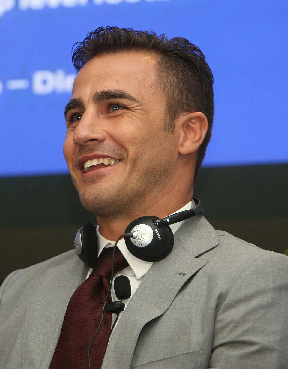 Legenda sepak bola Italia Fabio Cannavaro saat memegang trofi