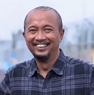 Pembalap nasional dan jurnalis otomotif Fitra Eri saat berada di arena balap