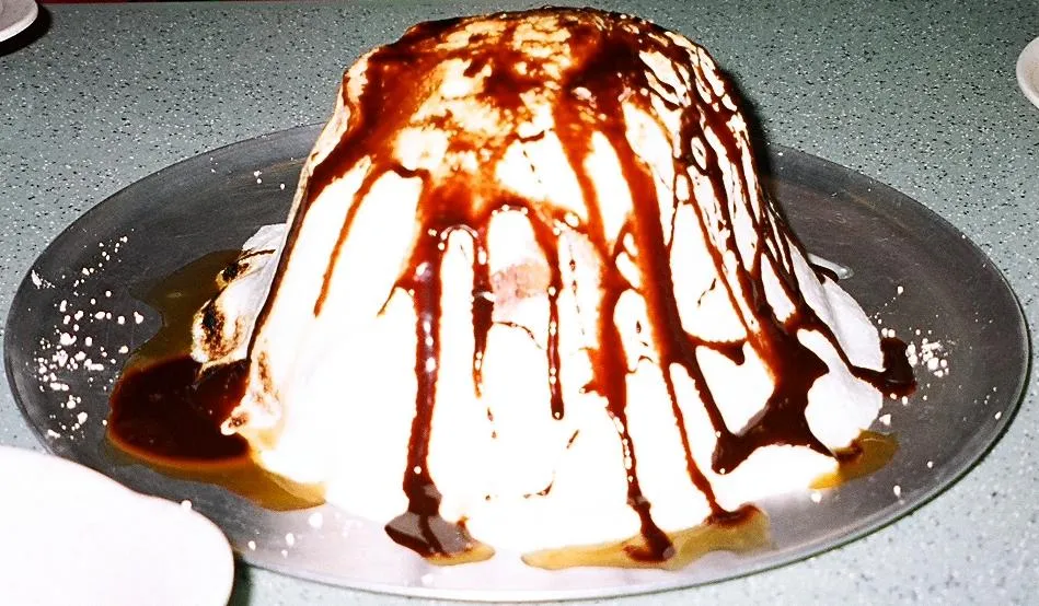 Flame on the Iceberg adalah hidangan penutup unik asal Hong Kong yang menggabungkan es krim, bolu spons, dan wiski.
