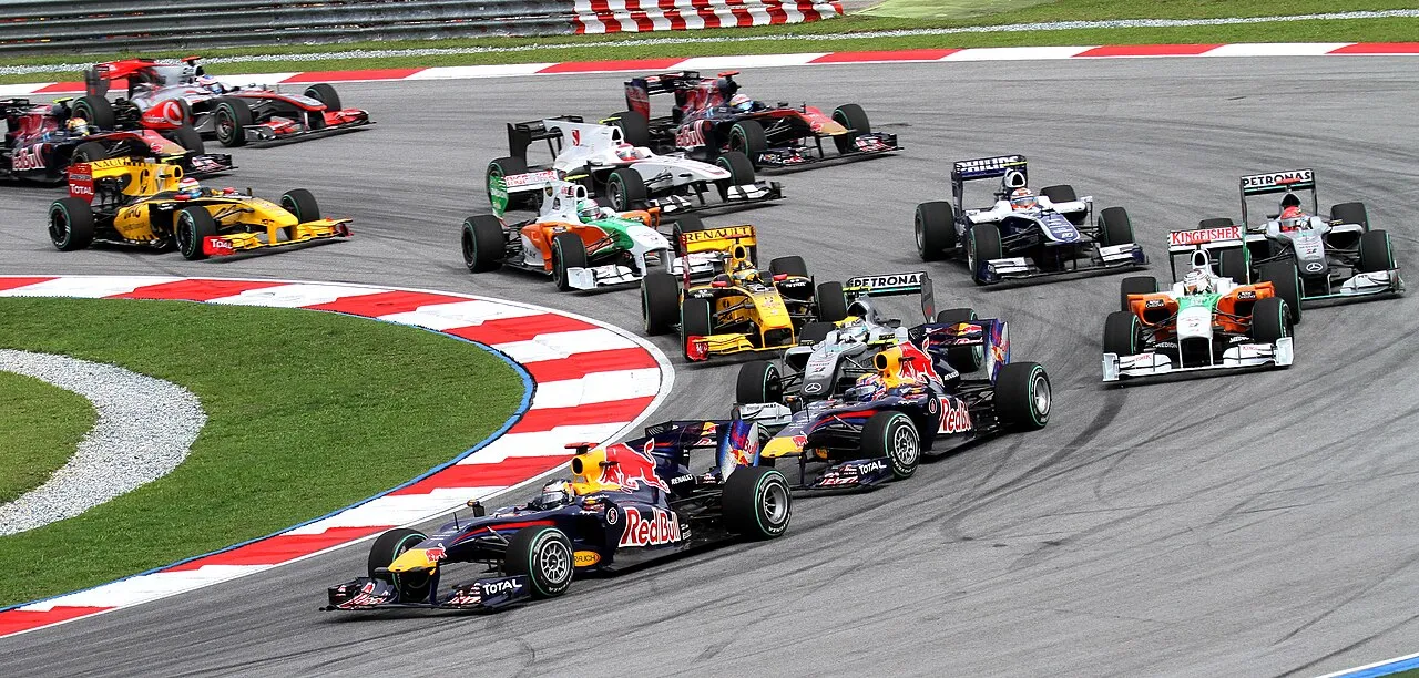Mobil balap Formula One melaju di sirkuit dengan kecepatan tinggi
