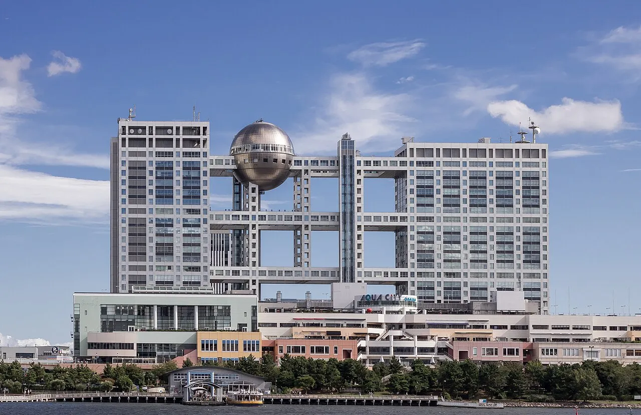 Gedung Fuji Broadcasting Center markas Fuji Television di Odaiba Tokyo