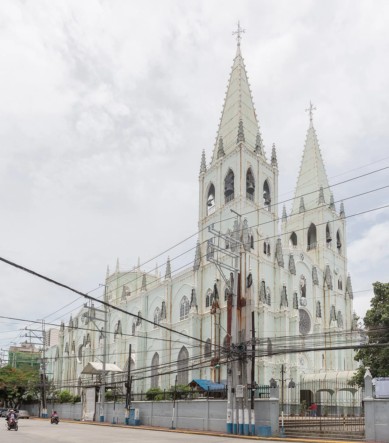 Fasad utama Gereja San Sebastian di Manila dengan arsitektur baja gotiknya