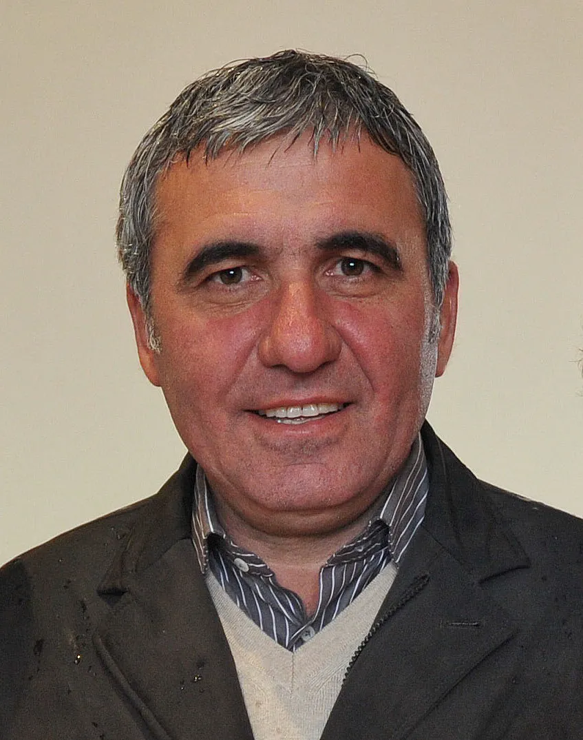 Gheorghe Hagi ketika aktif bermain sebagai legenda sepak bola Rumania