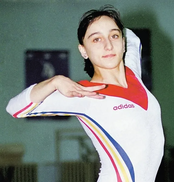 Gina Gogean saat berkompetisi sebagai atlet senam artistik asal Rumania