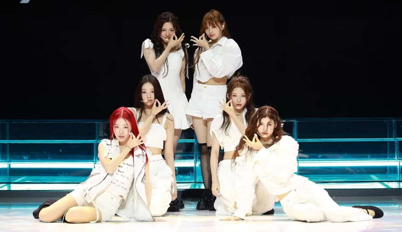 Girl band K-Pop AtHeart saat berpose bersama dalam formasi lengkap