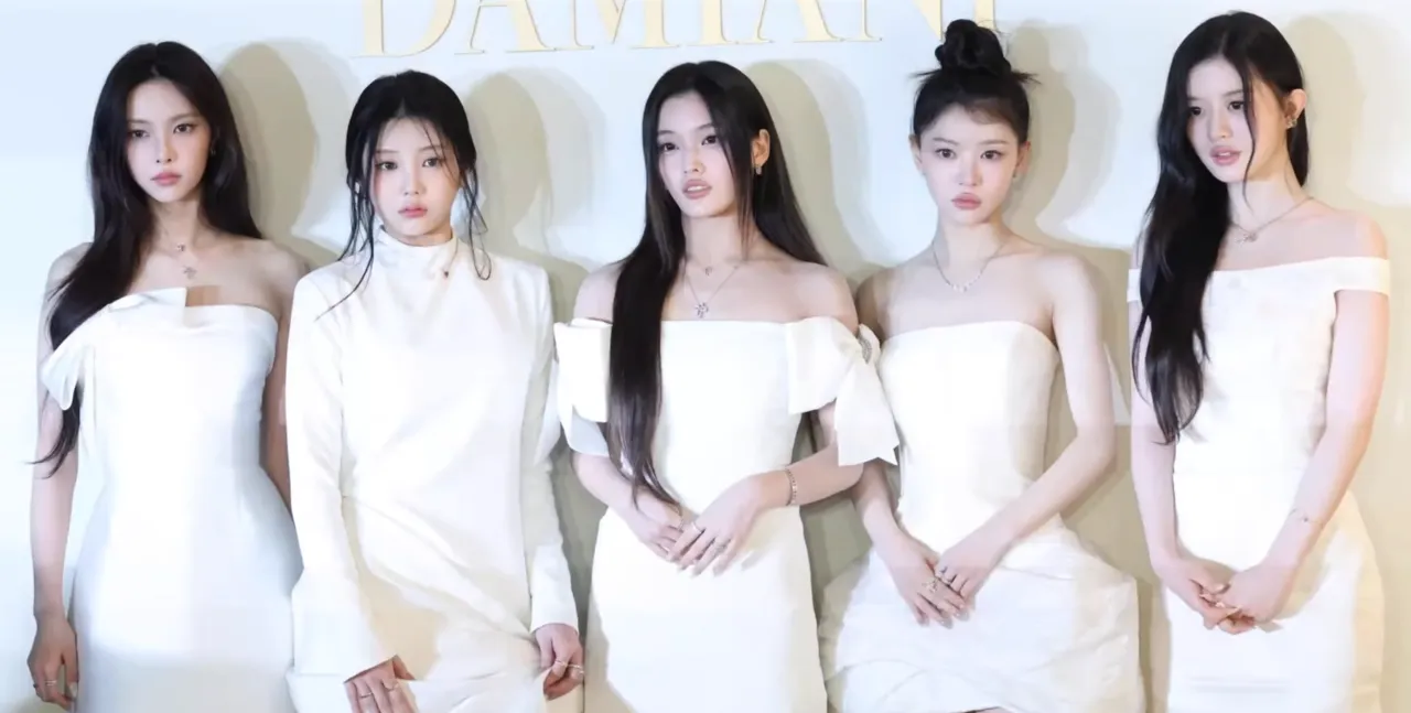 Kelima member girl group Illit tampil kompak dalam balutan busana kasual dan modis