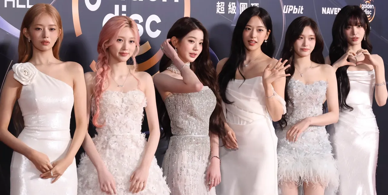 Keenam member girl group Ive berpose anggun dan modis dalam balutan gaya elegan
