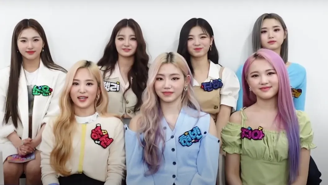 Anggota girl group K-pop Tri.be dalam sesi foto resmi