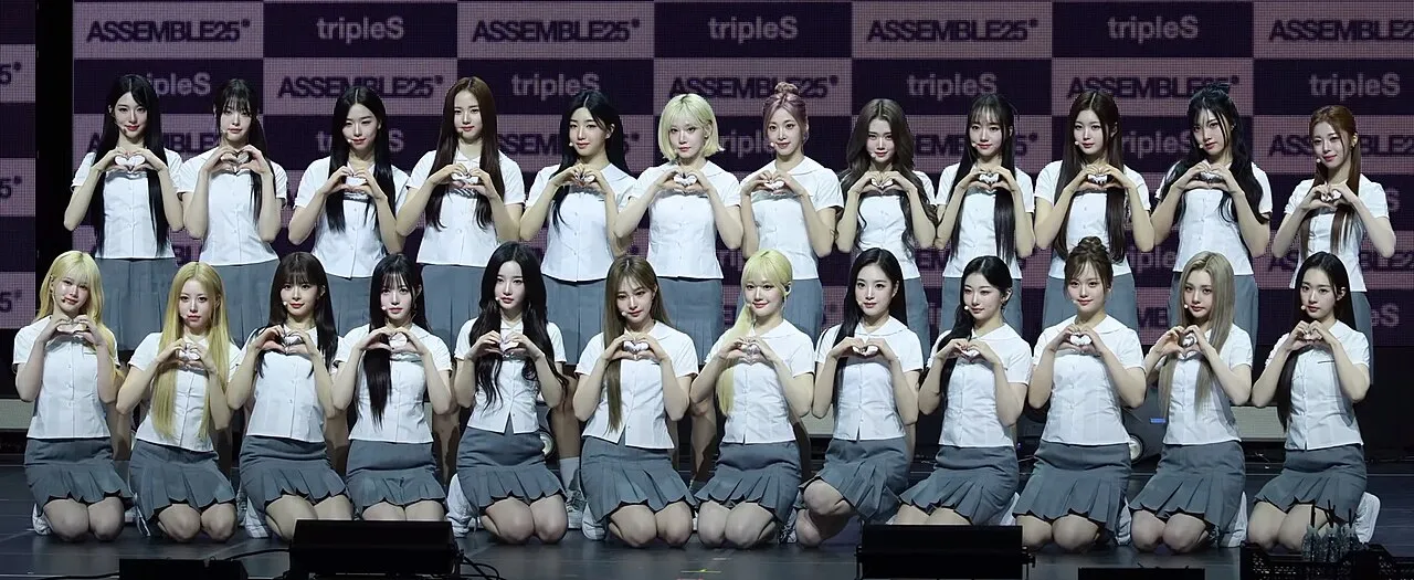 Grup K-pop TripleS dengan formasi 24 anggota dalam sesi foto resmi