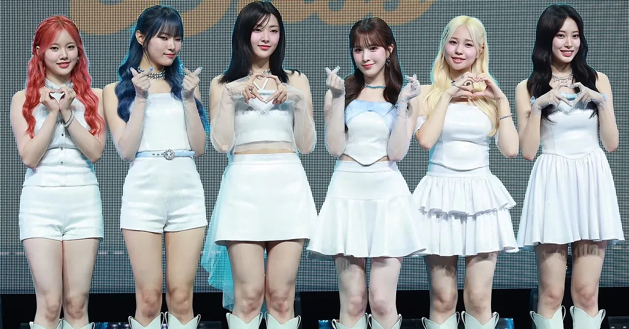 Girl group Weeekly saat tampil di atas panggung