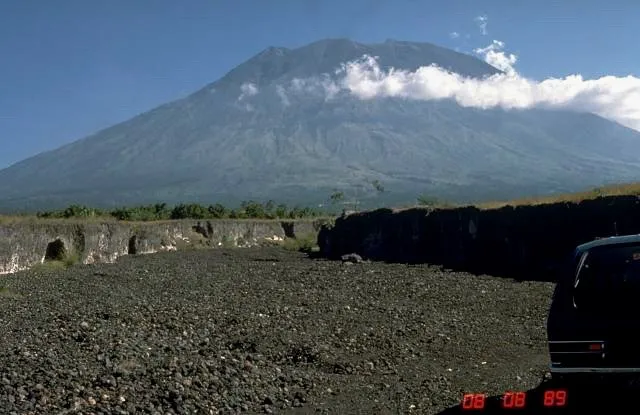 Pemandangan puncak Gunung Agung di Karangasem Bali dengan latar belakang awan