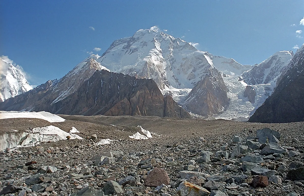 Pemandangan pegunungan es Broad Peak di perbatasan Pakistan dan China
