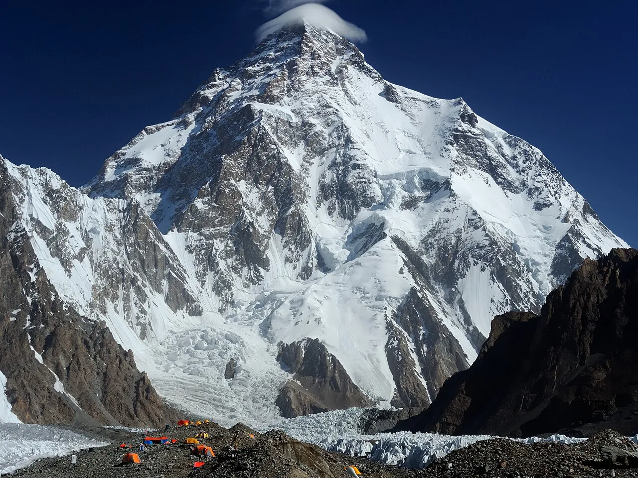 Puncak Gunung K2 di pegunungan Karakoram tertutup salju