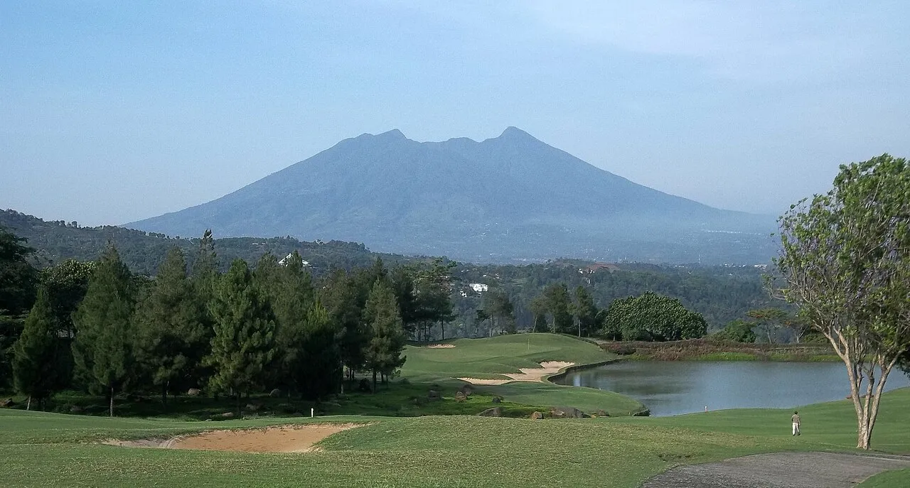 Pemandangan alam kawasan hutan dan puncak Gunung Salak di Jawa Barat