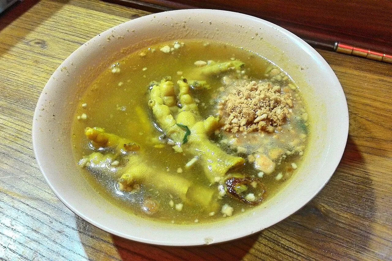 Hidangan ceker ayam yang dimasak dengan bumbu khas dalam mangkuk saji