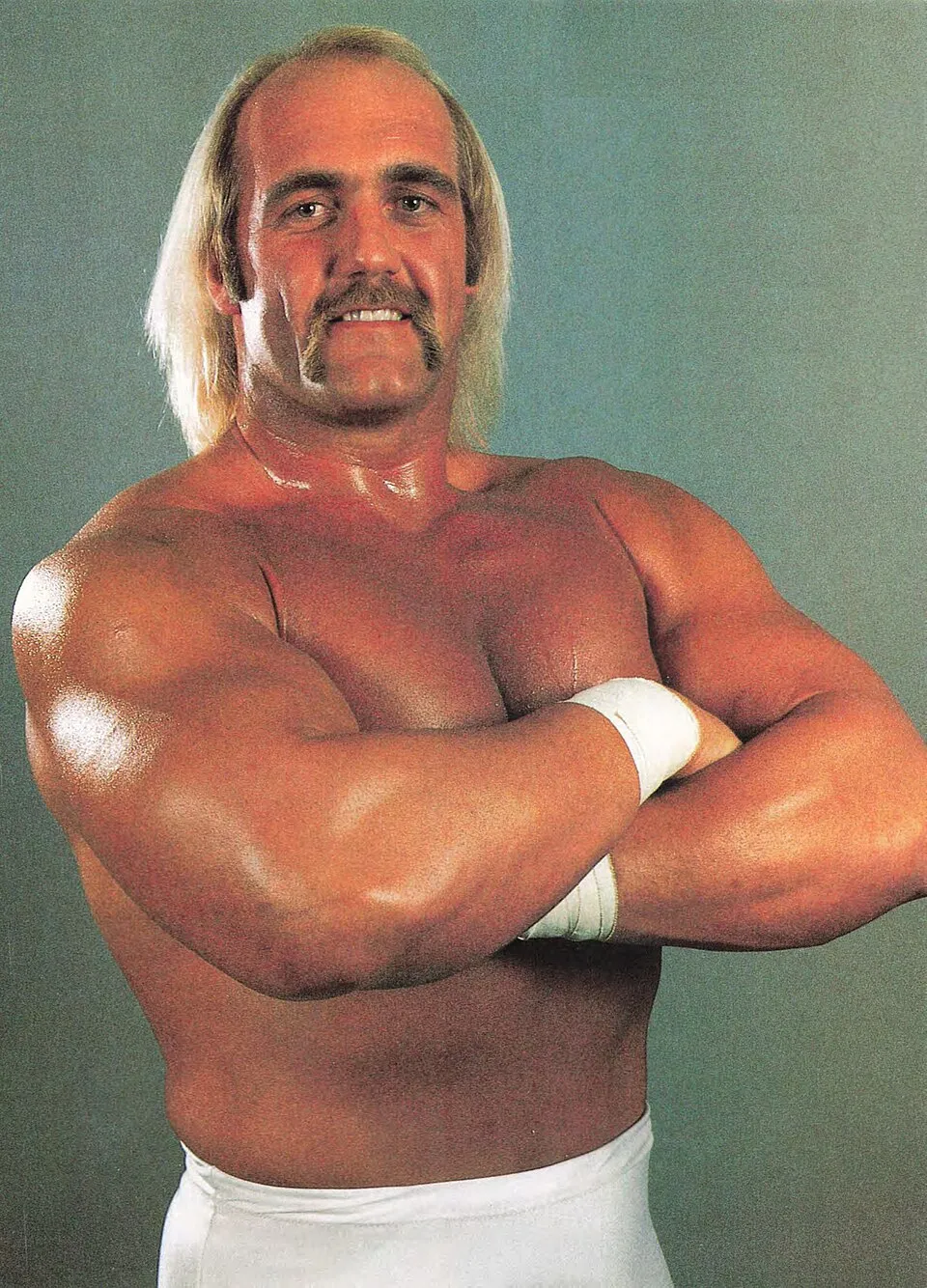Legenda gulat profesional Hulk Hogan saat tampil di atas ring