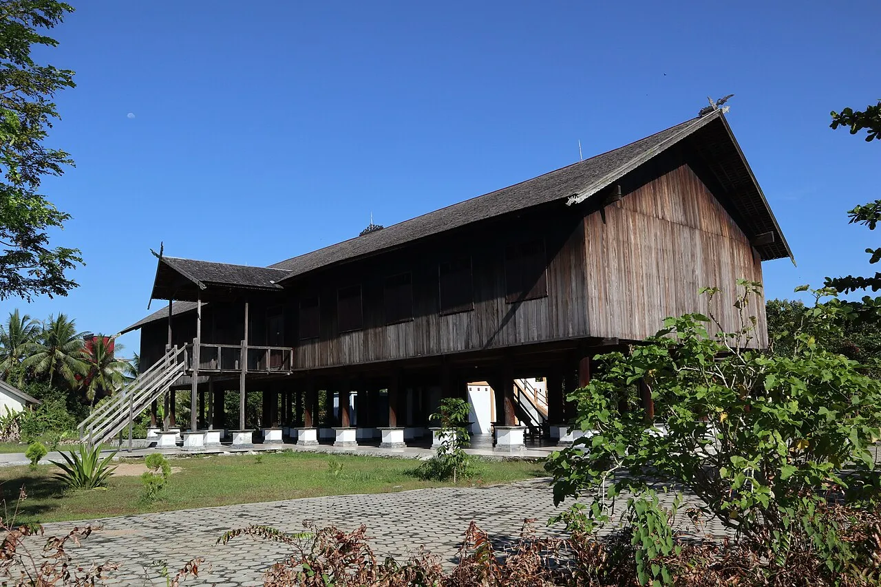 Profil Huma Betang rumah adat tradisional suku Dayak Ngaju di Kalimantan Tengah