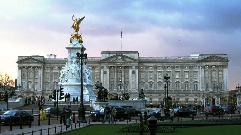 Tampak depan gedung utama Istana Buckingham di London