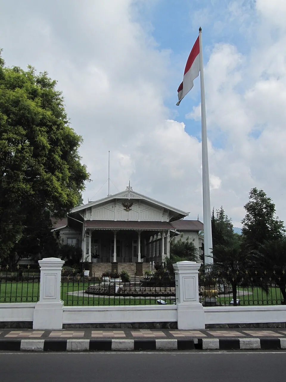 Kompleks bangunan Istana Cipanas di kaki Gunung Gede Jawa Barat